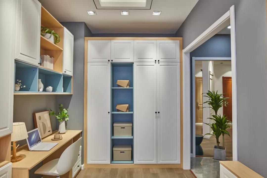 鵬鴻現(xiàn)代簡約衣柜實(shí)拍